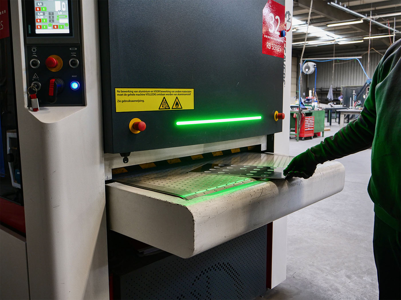 Van Rooijen Metaal | Machinebouw - Timesavers ontbraammachine