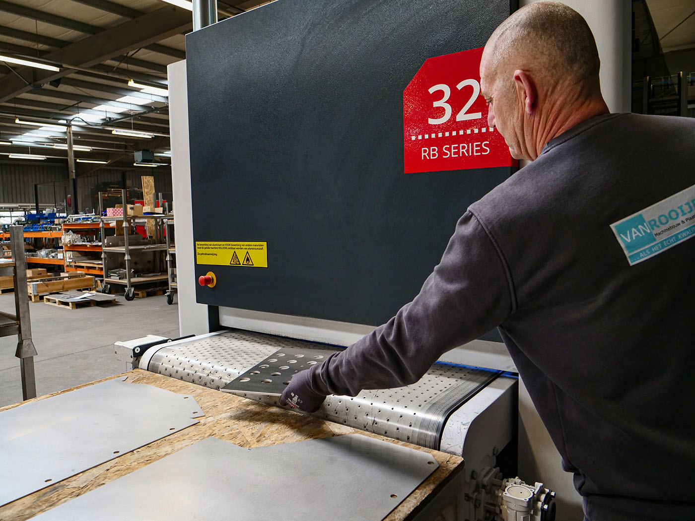Van Rooijen Metaal | Machinebouw - Timesavers ontbraammachine