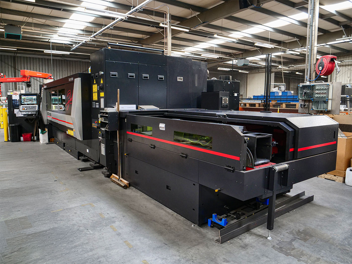 Van Rooijen Metaal | Machinebouw - Plaat- buizenlaser machine