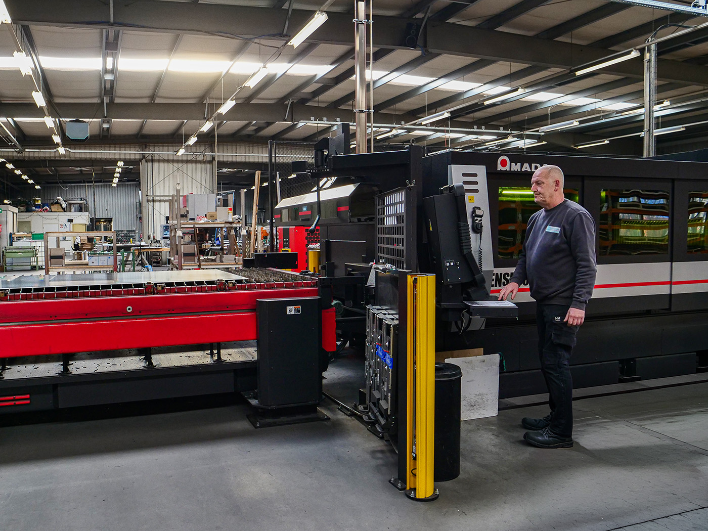 Van Rooijen Metaal | Machinepark - Plaat-/buizenlaser-machine