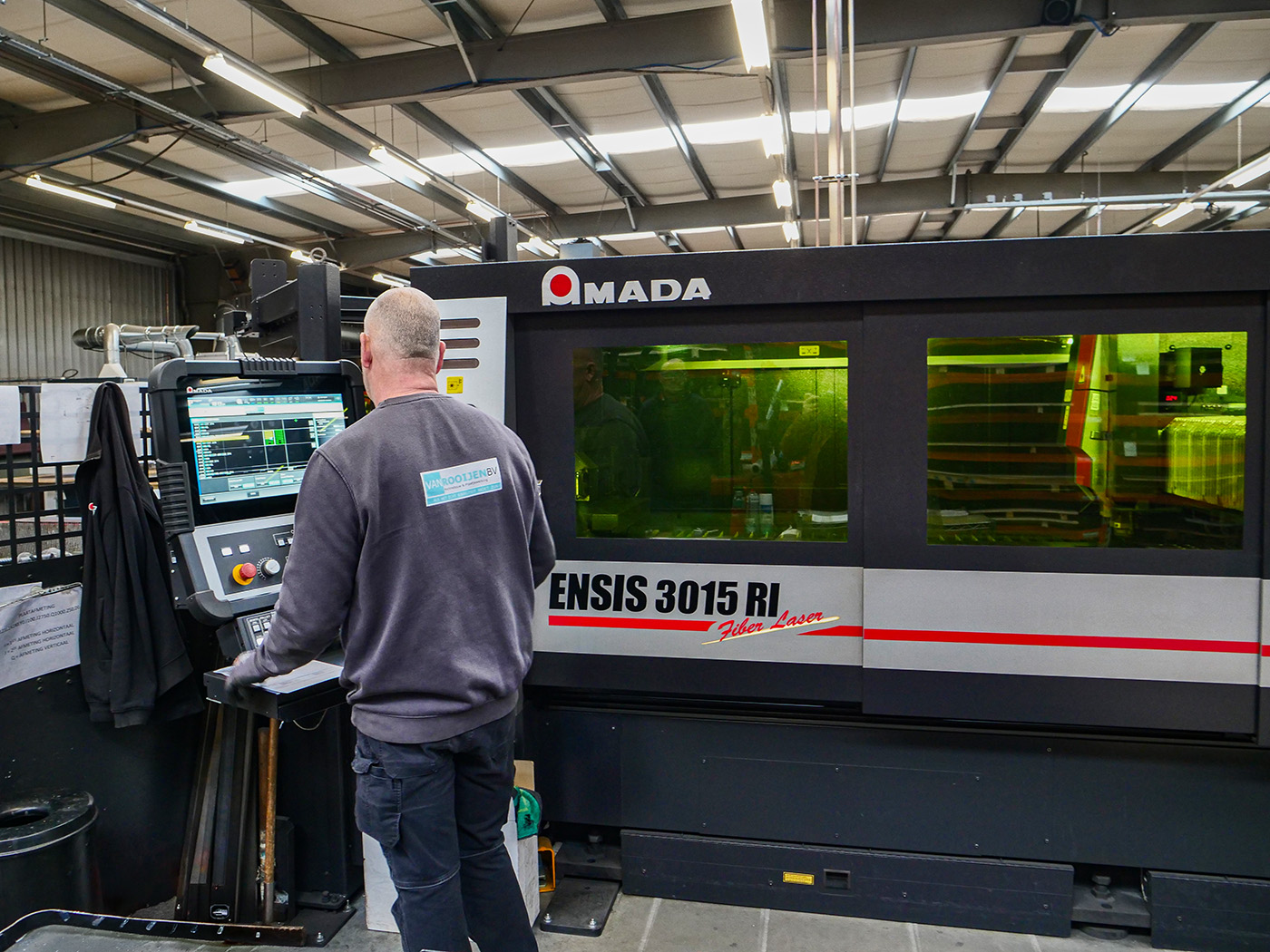 Van Rooijen Metaal | Machinebouw - Plaat- buizenlaser machine