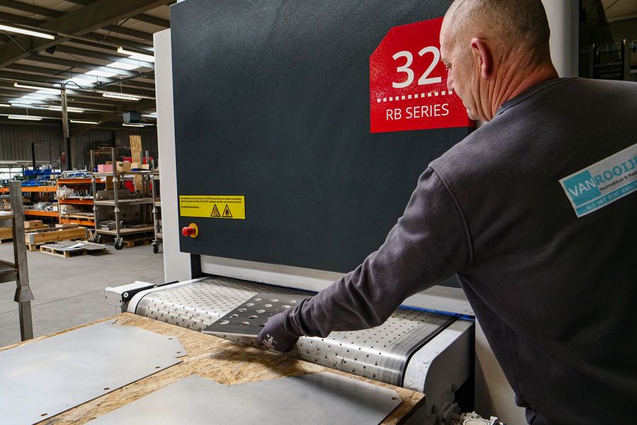 Van Rooijen Metaal | Machinepark - Ontbraammachine-3